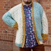Pletený cardigan pletený na 15mm jehlicích z vlny The Wave Wool v barvách Natural, Aquamarin a Mustard